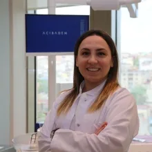 Dt. Pelin Dülgeroğlu Karamık — Diş Hekimi, Şişli, İstanbul. Portre fotoğrafı.