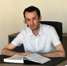 Uzm. Dr. Eser Türkkan — Psikiyatri, Balıkesir. Portre fotoğrafı.