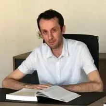 Uzm. Dr. Eser Türkkan — Psikiyatri, Balıkesir. Portre fotoğrafı.