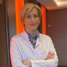 Prof. Dr. Lütfiye Demir — Tıbbi Onkoloji, Konak, İzmir. Portre fotoğrafı.