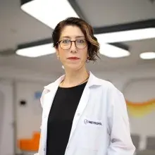 Uzm. Dr. Ebru Kılınç — Radyoloji, Çiğli, İzmir. Portre fotoğrafı.