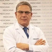 Op. Dr. Mehmet Kulalı — Beyin Ve Sinir Cerrahisi, İstanbul. Portre fotoğrafı.
