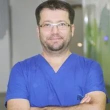 Doç. Dr. Mevlüt Çelikoğlu — Ortodonti, Antalya. Portre fotoğrafı.