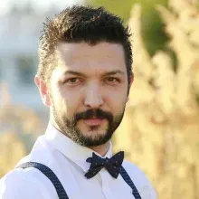 Dt. Serkan Durmuş — Diş Hekimi, Mersin. Portre fotoğrafı.