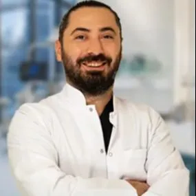Dt. İbrahim Demirel — Diş Hekimi, Beylikdüzü, İstanbul. Portre fotoğrafı.