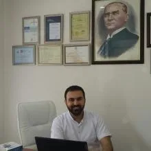 Dt. Halil Gürsel Ayşit — Diş Hekimi, İstanbul. Portre fotoğrafı.