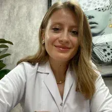 Uzm. Dr. Emel Erünal — Dermatoloji, Antalya. Portre fotoğrafı.