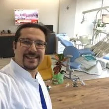 Dt. Cihan Gürhan — Diş Hekimi, Konyaaltı, Antalya. Portre fotoğrafı.