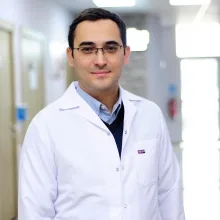 Op. Dr. Serhan Derin — Kulak Burun Boğaz, İstanbul. Portre fotoğrafı.