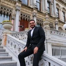 Dt. Utku Türkkölesi — Diş Hekimi, İstanbul. Portre fotoğrafı.