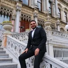 Dt. Utku Türkkölesi — Diş Hekimi, İstanbul. Portre fotoğrafı.