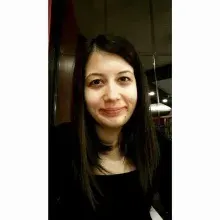 Dt. Özge Nur Gökçe — Diş Hekimi, Kayseri. Portre fotoğrafı.