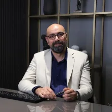 Doç. Dr. Ümit Alakuş — Konak, İzmir. Portre fotoğrafı.