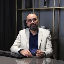 Doç. Dr. Ümit Alakuş — Konak, İzmir. Portre fotoğrafı.