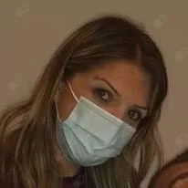 Dr. Dt. Gizem Dimililer — Ağız diş ve çene cerrahisi. Portre fotoğrafı.
