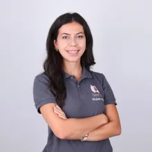 Dt. Gizem Erkal — Diş Hekimi, İzmir. Portre fotoğrafı.