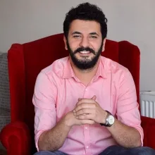 Uzm. Psk. Uğur Koçdemir — Psikoloji, İstanbul. Portre fotoğrafı.