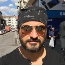 Dr. Tayfun Sarı — İstanbul. Portre fotoğrafı.