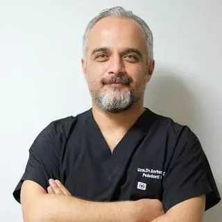 Dr. Dt. Serhat Karaca — Çocuk Diş Hekimliği (Pedodonti), Kocaeli. Portre fotoğrafı.