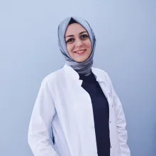 Dt. Serap Albayrak Bitlis — Diş Hekimi, İzmit, Kocaeli. Portre fotoğrafı.