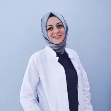 Dt. Serap Albayrak Bitlis — Diş Hekimi, İzmit, Kocaeli. Portre fotoğrafı.