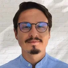 Uzm. Dr. Alper Baş — Psikiyatri, İstanbul. Portre fotoğrafı.