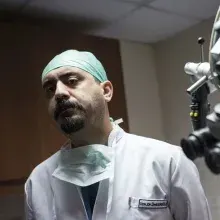 Prof. Dr. Ümit Eroğlu — Beyin Ve Sinir Cerrahisi, Ankara. Portre fotoğrafı.