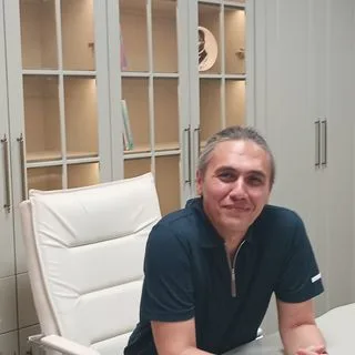 Uzm. Dr. Bülent Karaahmetoğlu — Psikiyatri, Adana. Portre fotoğrafı.