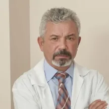 Uzm. Dr. Sinan Özer — Kadın Hastalıkları Ve Doğum, Çorum. Portre fotoğrafı.