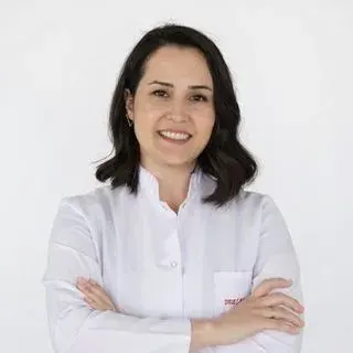 Dr. Dt. Esra Ekizer — Ortodonti, Kayseri. Portre fotoğrafı.