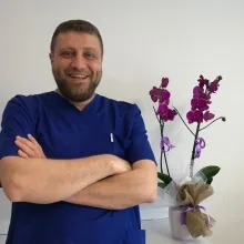 Dt. Hüseyin Münip Yalaz — Diş Hekimi, Kartal, İstanbul. Portre fotoğrafı.