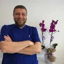 Dt. Hüseyin Münip Yalaz — Diş Hekimi, Kartal, İstanbul. Portre fotoğrafı.