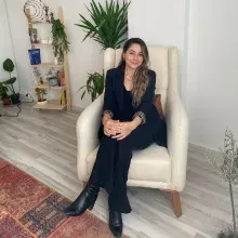 Psk. Dan. Esra Kahraman — Psikolojik Danışma ve Rehberlik, İstanbul. Portre fotoğrafı.